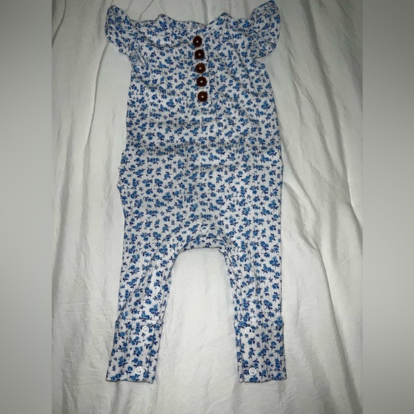 Posh Peanut Other - POSH PEANUT RUFFLED CAP SLEEVE ROMPER 6/9M